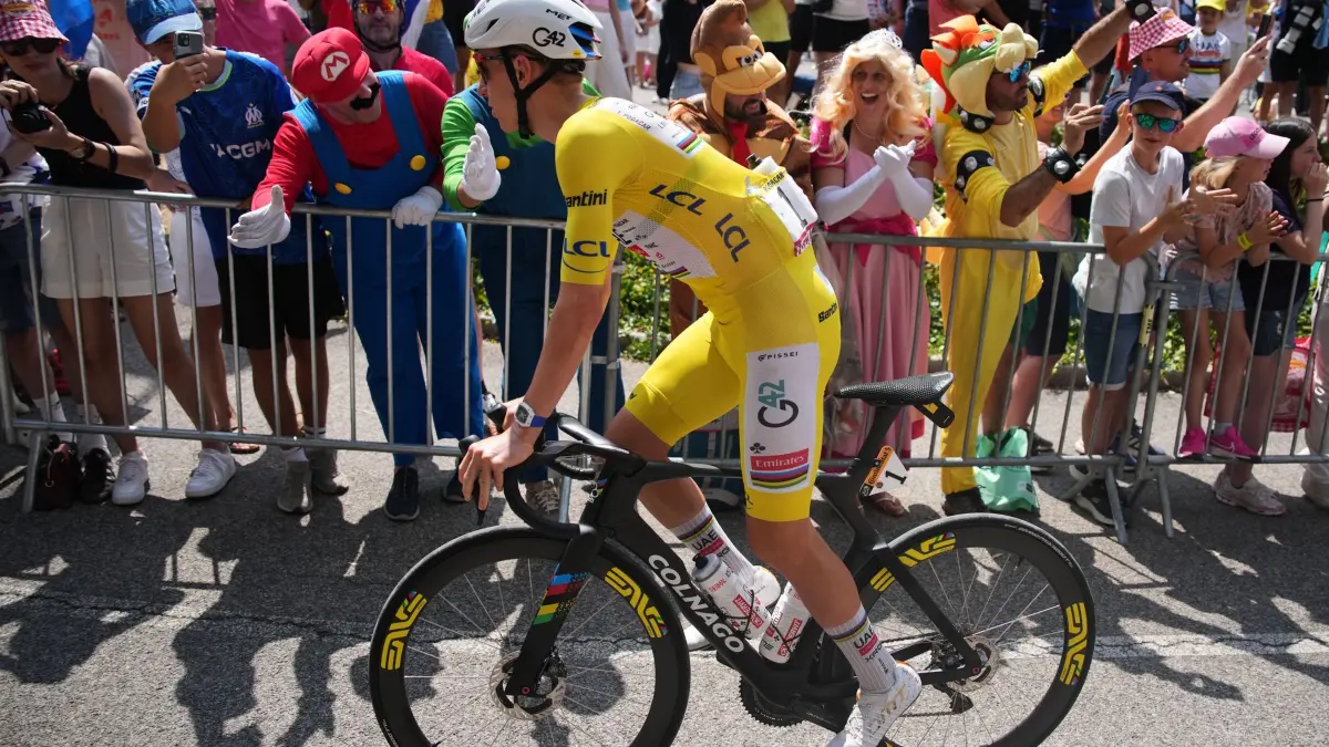 Radsport: Tour de France: 19.07.2026, Frankreich, Brison: Radsport: UCI WorldTour - Tour de France, Champagnole - Plateau de Solaison (183,90 km), 15. Etappe. Der Slowene Tadej Pogacar, der das gelbe Trikot des Gesamtführenden trägt, trifft zum Start der fünfzehnten Etappe der Radrundfahrt „Tour de France“ von Champagnole nach Plateau de Solaison in Frankreich ein. Foto: Mosa'ab Elshamy/AP/dpa +++ dpa-Bildfunk +++