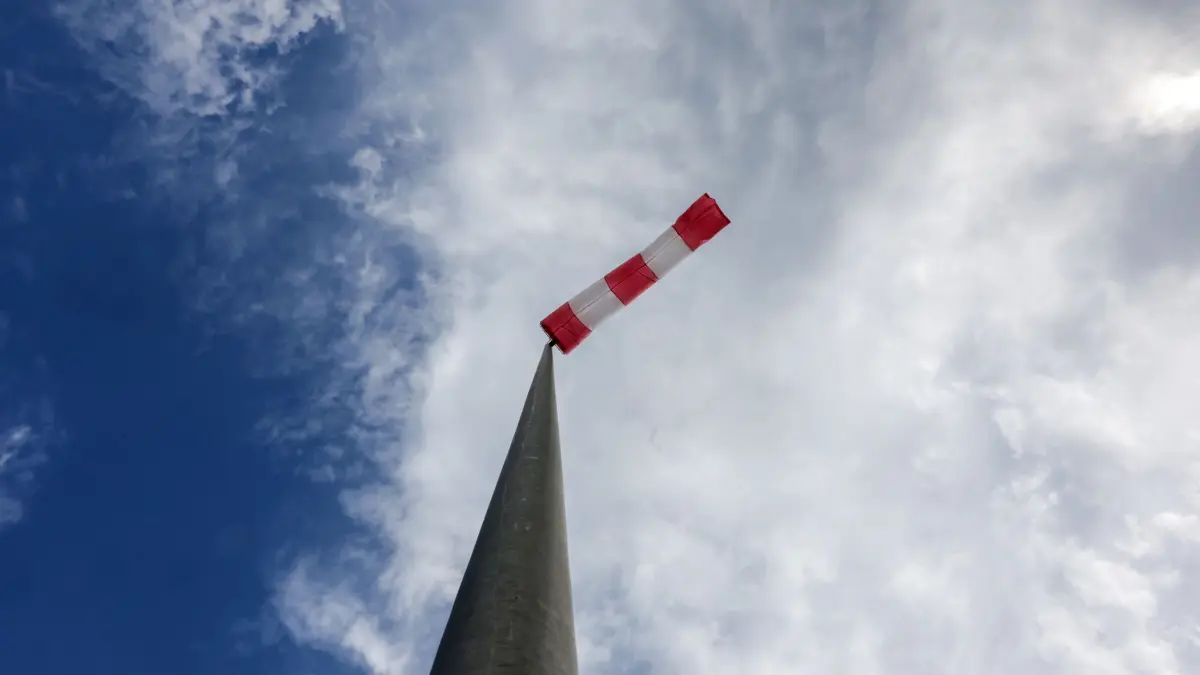 Wetter in Baden-Württemberg: 19.07.2026, Baden-Württemberg, Hayingen: Ein Windsack steht auf der Schwäbischen Alb waagrecht im Wind, während sich Sonne und Wolken abwechseln Foto: Thomas Warnack/dpa +++ dpa-Bildfunk +++