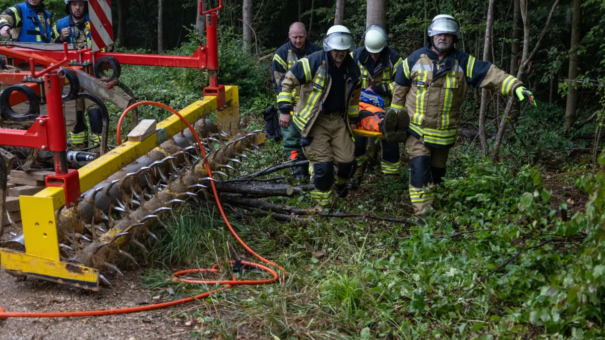 Ebersbach-Bünzwangen, Waldgebiet westlich K1417: Waldbrandübung mehrerer Einheiten der Feuerwehre, geübt wird ein realitätsnahes Szenario mit Rauchentwicklung, Bodenfeuer und Verkehrsunfall