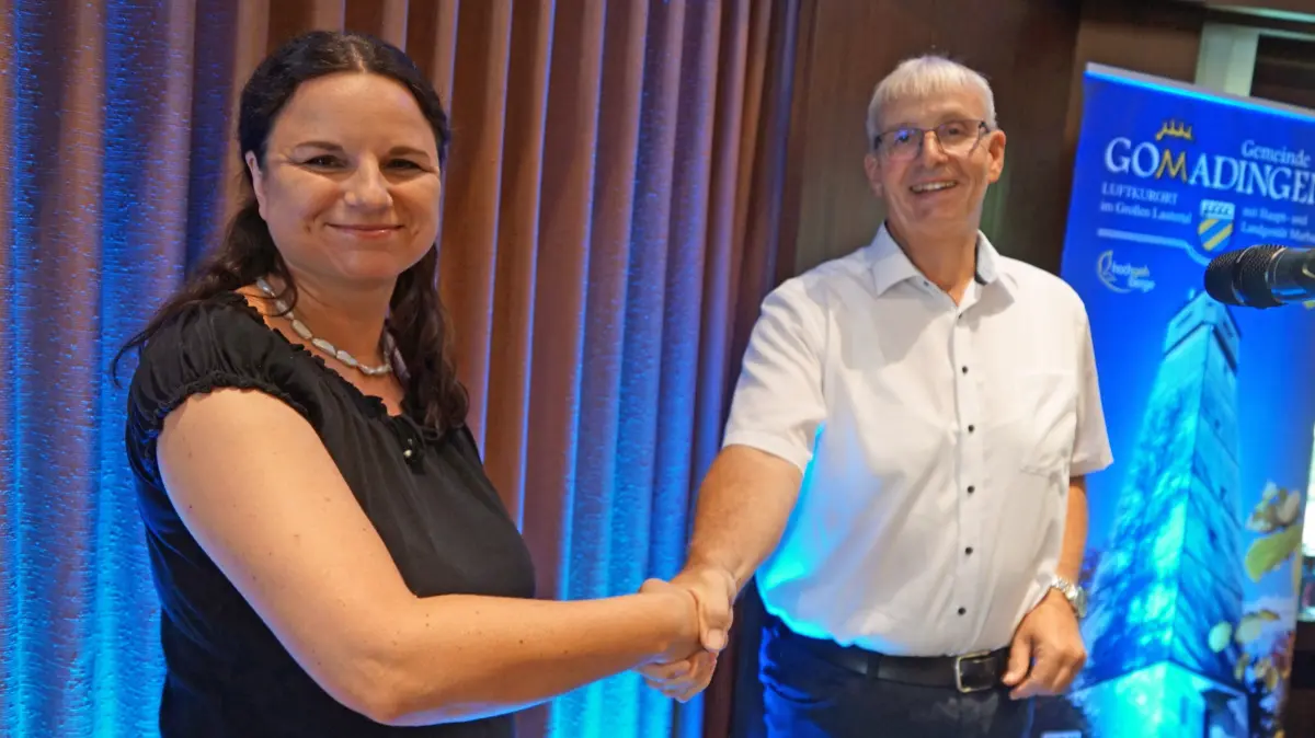 Gomadingens neue Bürgermeisterin Silke Hirsch wird von ihrem Stellvertreter Michael Simmendinger vereidigt.