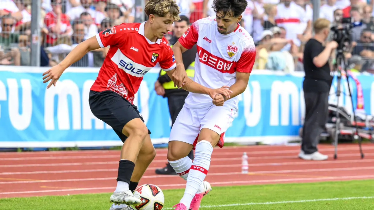 CH, Winterthur, Fussball, Testspiel, FC Winterthur vs 1. FC Union Berlin, 17.07.26: im Bild v.l.: Henrik Niggel 34, TSG Balingen, Ertugrul Yigit 39, VFB Stuttgart, Zweikampf, Action, Kampf, kaempft um den Ball, GER, Balingen Fussball, Testspiel, TSG Balingen vs VfB Stuttgart 19.07.2026, DFB/DFL REGULATIONS PROHIBIT ANY USE OF PHOTOGRAPHS AS IMAGE SEQUENCES AND/OR QUASI-VIDEO, *** In the photo, from left: Henrik Niggel, 34, TSG Balingen Ertugrul Yigit, 39, VFB Stuttgart tackle, action, battle, fighting for the ball, GER, Balingen Soccer, Friendly Match, TSG Balingen vs. VfB Stuttgart, July 19, 2026, DFB and DFL regulations prohibit any use of photographs as image sequences and/or quasi-video, Copyright: HMBxMedia/UwexKoch