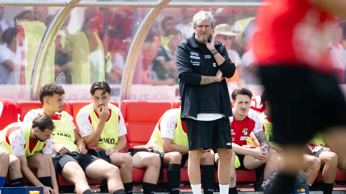 TSG Balingen vs. VFB Stuttgart, Fussball, Testspiel, Saison 2026/2027, 19.07.2026: Michael Schiling, (TSG Balingen, Trainer),
TSG Balingen vs. VFB Stuttgart, Fussball, Testspiel, Saison 2026/2027, 19.07.2026
Eibner-Pressefoto/Andreas Ulmer