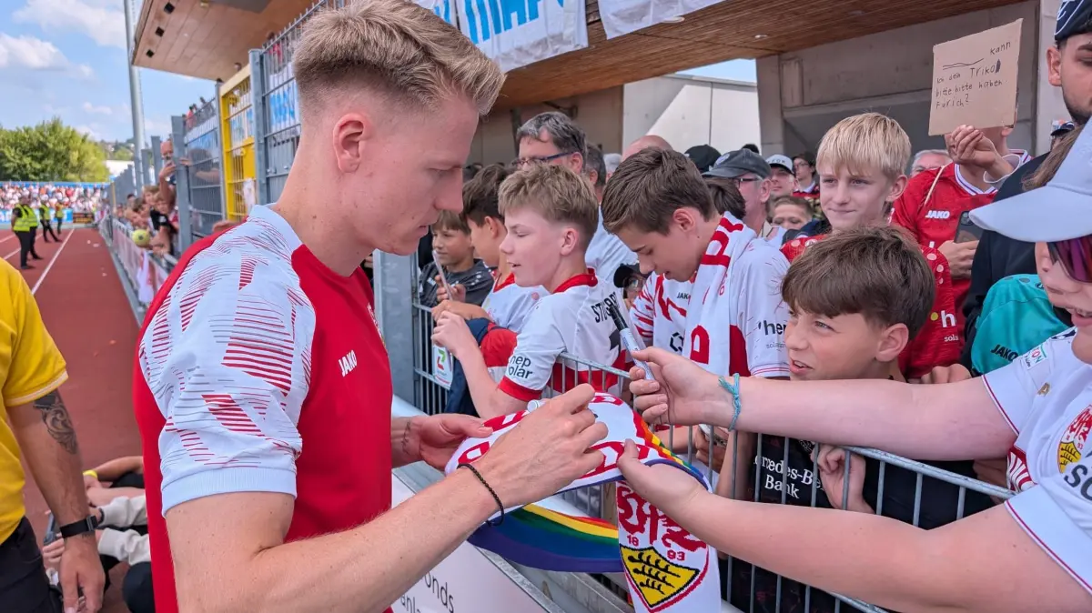 Ein Star zum Anfassen: Führich erfüllt Autogrammwünsche.