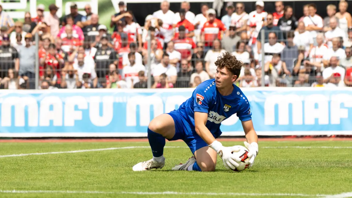 TSG Balingen vs. VFB Stuttgart, Fussball, Testspiel, Saison 2026/2027, 19.07.2026: Louis Potye (TSG Balingen, #01, Torhueter) haelt was zu halten ist,
TSG Balingen vs. VFB Stuttgart, Fussball, Testspiel, Saison 2026/2027, 19.07.2026
Eibner-Pressefoto/Andreas Ulmer