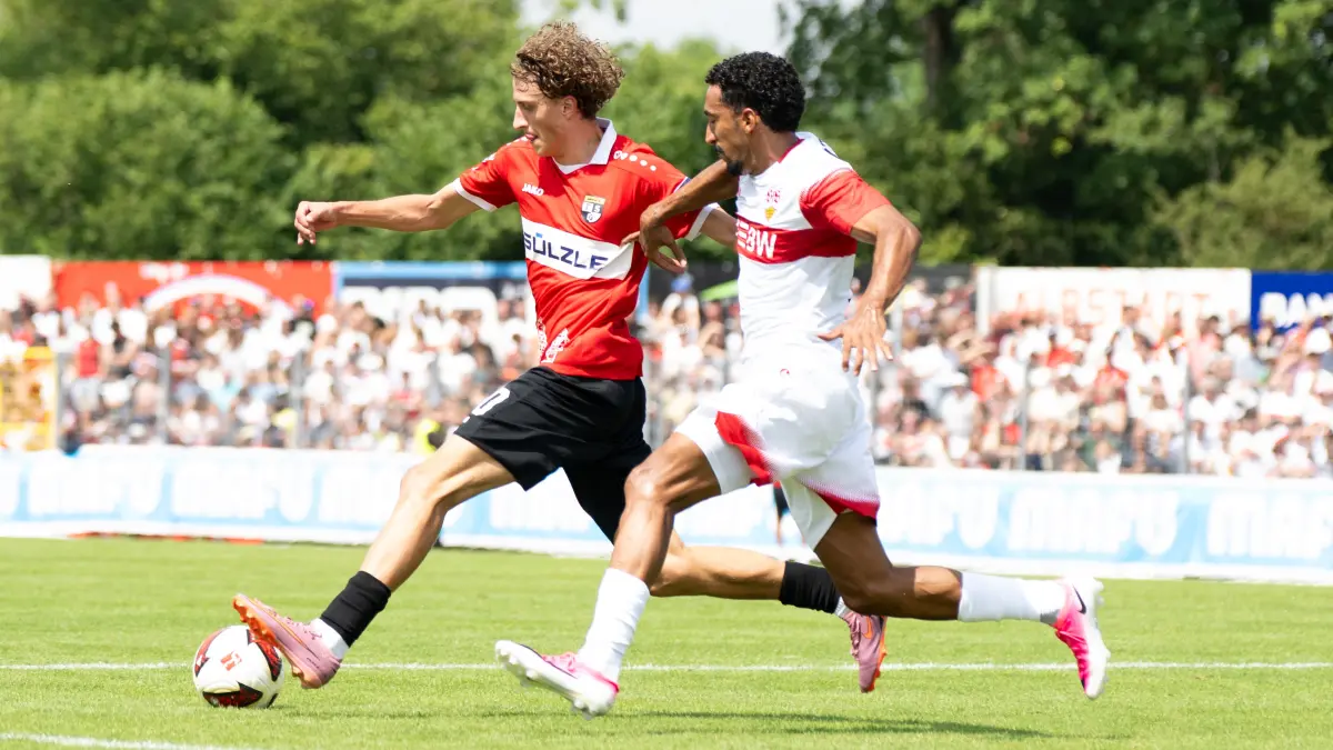 TSG Balingen vs. VFB Stuttgart, Fussball, Testspiel, Saison 2026/2027, 19.07.2026: Henoch Grauer (TSG Balingen, #30), links, gegen Tiago Barreiros de Melo Tomas (VFB Stuttgart, #08),
TSG Balingen vs. VFB Stuttgart, Fussball, Testspiel, Saison 2026/2027, 19.07.2026
Eibner-Pressefoto/Andreas Ulmer