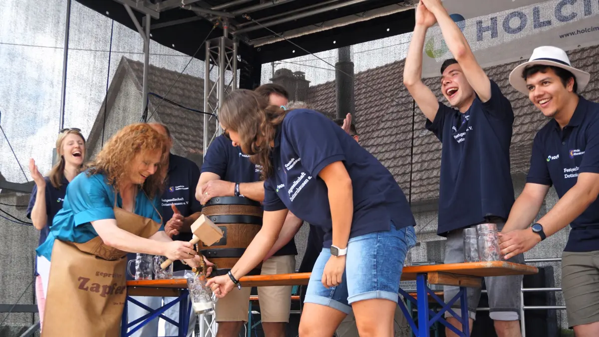 Das erste Bier läuft in die Krüge, die Hände fliegen hoch: Bürgermeisterin Marion Maier hat den Zapfhahn perfekt im ersten Anlauf getroffen. Und das, obwohl sie bei Fassanstichen bislang nur mit ihrer Klarinette dabei war.
