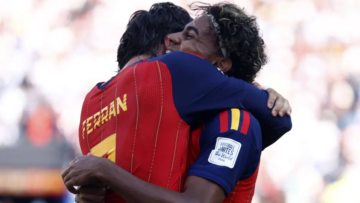 FIFA World Cup, WM, Weltmeisterschaft, Fussball 2026 final - Spain vs Argentina Ferran Torres of Spain celebrates with his teammate Lamine Yamal R after scoring the 1-0 goal during the FIFA World Cup 2026 final match Spain against Argentina, in East Rutherford, New Jersey, USA, 19 July 2026. EAST RUTHERFORD United States PUBLICATIONxINxGERxAUTxINDxONLY Copyright: xWILLxOLIVERx