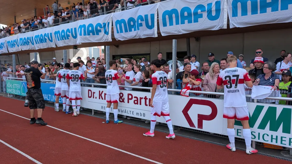 Großer Andrang: VfB-Spieler nehmen sich Zeit für die Fans