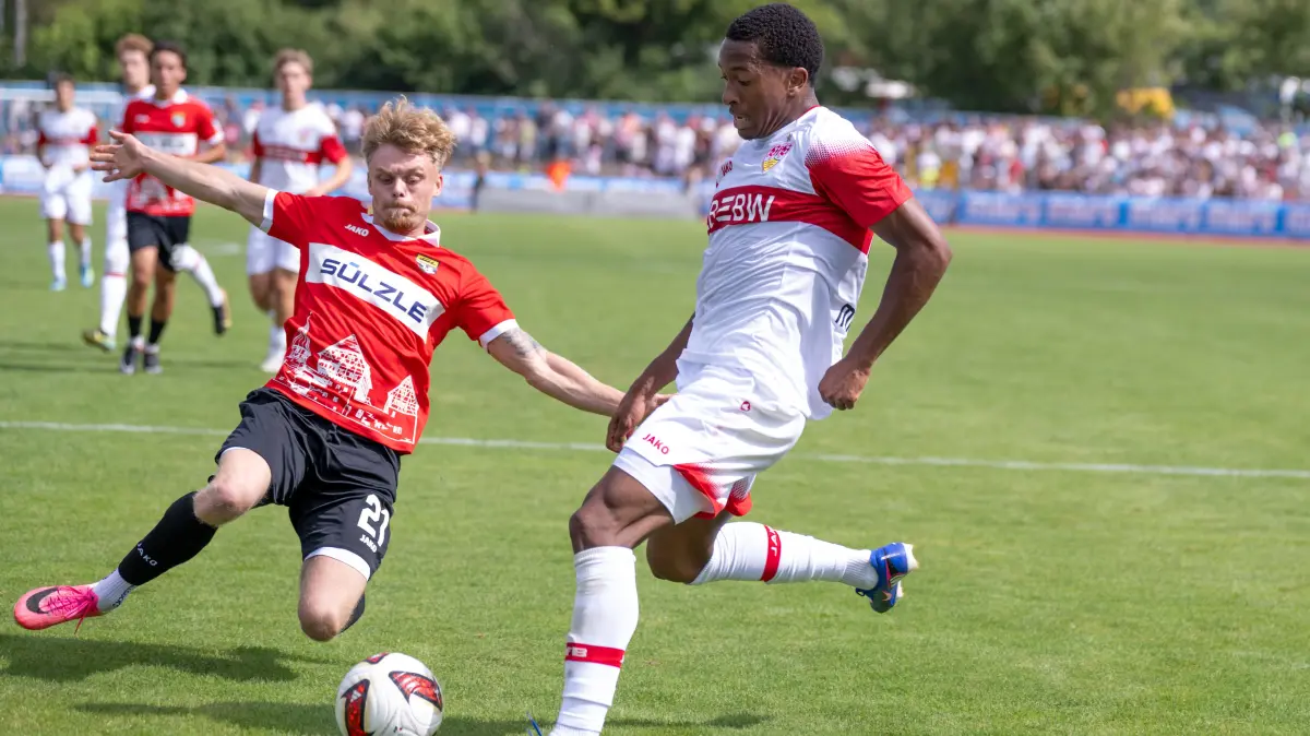 TSG Balingen vs. VFB Stuttgart, Fussball, Testspiel, Saison 2026/2027, 19.07.2026: Jarzinho Malanga, (VFB Stuttgart, #43) erzielt mit dem 0:7 den Schlussstand, hier gegen David Haas (TSG Balingen, #21),
TSG Balingen vs. VFB Stuttgart, Fussball, Testspiel, Saison 2026/2027, 19.07.2026
Eibner-Pressefoto/Andreas Ulmer