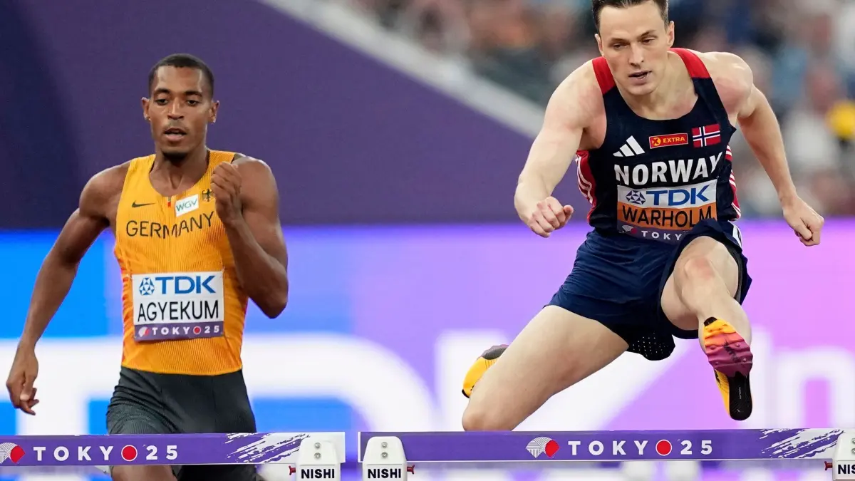 Leichtathletik: Weltmeisterschaft: ARCHIV - 17.09.2025, Japan, Tokio: Leichtathletik, Weltmeisterschaft, 400 Meter Hürden, Männer, Vorlauf: Karsten Warholm (Norwegen, r) und Emil Agyekum (Deutschland) in Aktion (zu dpa: «Uralt-Hürdenrekord geknackt: Agyekum peilt EM-Medaille an») Foto: Petr David Josek/AP/dpa +++ dpa-Bildfunk +++