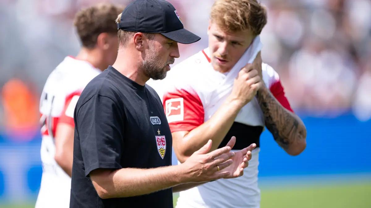 TSG Balingen vs. VFB Stuttgart, Fussball, Testspiel, Saison 2026/2027, 19.07.2026: Sebastian Hoeness, (VFB Stuttgart, Trainer, Coach), links,
TSG Balingen vs. VFB Stuttgart, Fussball, Testspiel, Saison 2026/2027, 19.07.2026
Eibner-Pressefoto/Andreas Ulmer
