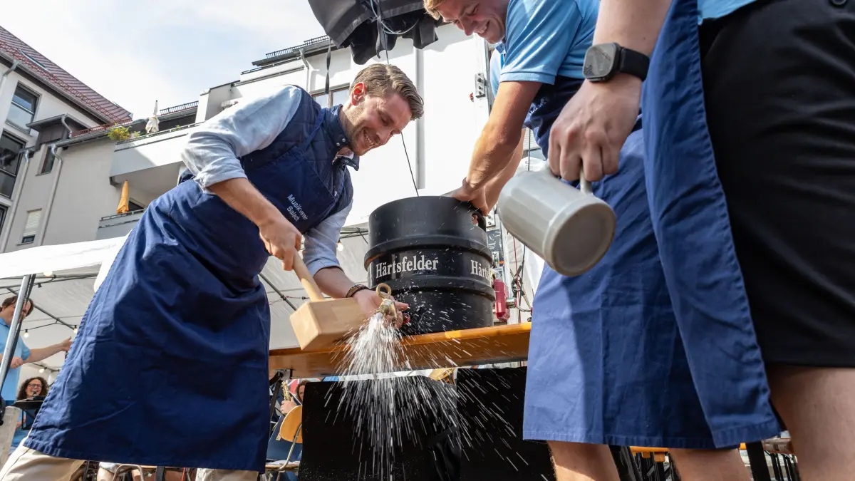 Salach: Straßenfest Marktplatz Fassanstich MV Dennis Eberle unterstützt durch Daniel Müllner (im Bild) 1. Vors. MV und Andreas Müllner 2. Vors.