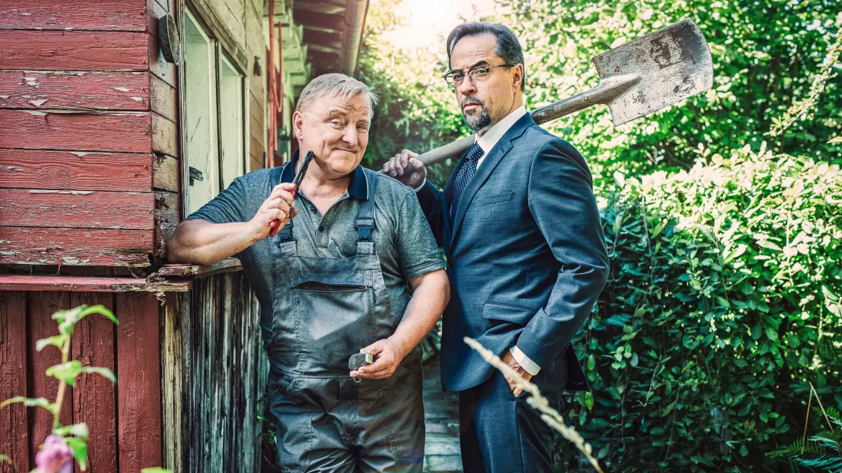 Im „Tatort: Unter Gärtnern“ ermitteln der Münsteraner Rechtsmediziner Prof. Karl-Friedrich Boerne (Jan Josef Liefers, r.) und der Kommissar Frank Thiel (Axel Prahl) in einem neuen Fall.