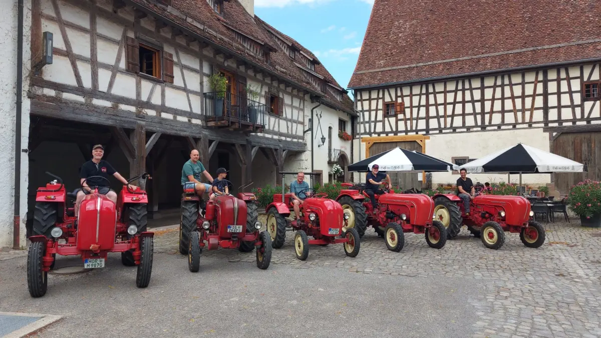 Stehen auf Porsche-Traktoren (von links): Patrick Molitor, Andreas Schaible, Michael Eitelbuss, Ulrich Korherr und Arnauld Gropengiesser.
