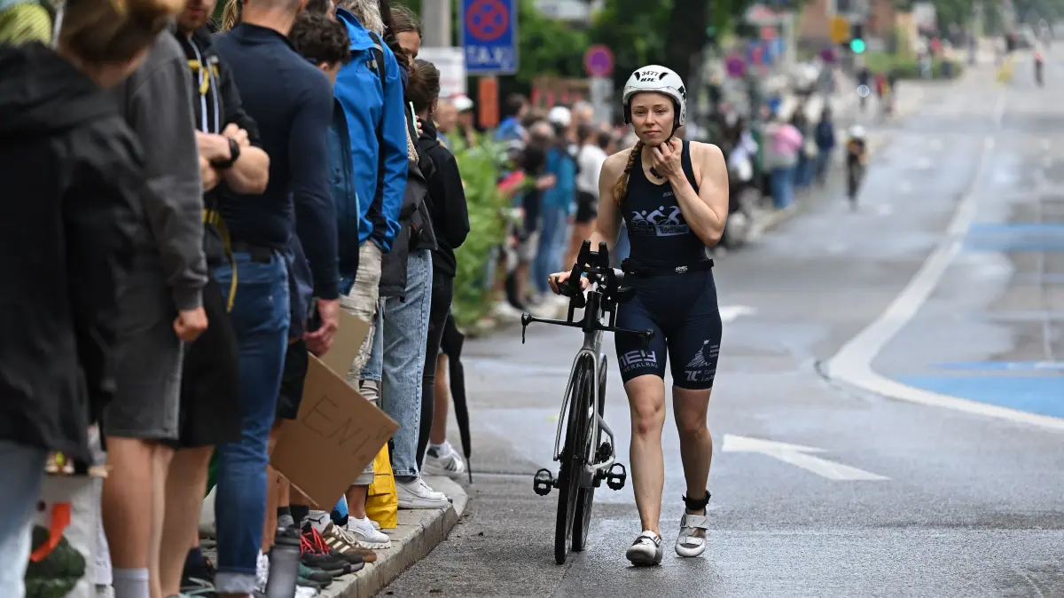 Mey Generalbau Triathlon 2026 in Tübingen, Kurzdistanz: Mey Generalbau Triathlon 2026 in Tübingen, 19.07.2026 - Kurzdistanz - Eva Estler (Mey Post-SV Tübingen) mit Reifendefekt
Foto: Axel Grundler