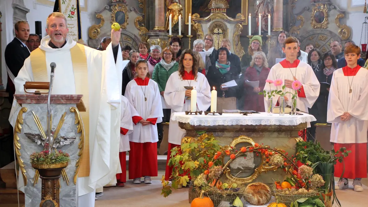 Pater Ulrich Keller bei einem Gottesdienst in der Biberachzeller Kirche Mariä Himmelfahrt - die katholische Gemeinde ist Teil der Pfarreiengemeinschaft Roggenburg.