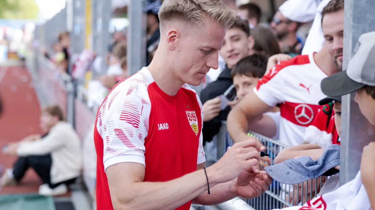 TSG Balingen vs. VFB Stuttgart, Fussball, Testspiel, Saison 2026/2027, 19.07.2026: Autogramme fuer die kleinen Fans, Chris Fuehrich (VFB Stuttgart, #10) schreibt fleissig,
TSG Balingen vs. VFB Stuttgart, Fussball, Testspiel, Saison 2026/2027, 19.07.2026
Eibner-Pressefoto/Andreas Ulmer