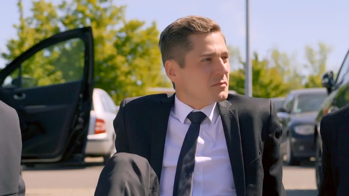 Ringo (Timothy Boldt) erleidet beim Kampf gegen Alexander einen heftigen Sturz auf den Hinterkopf (Bild aus Folge 7919).