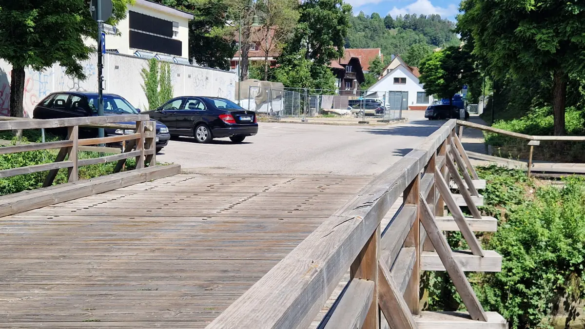 Soll planerisch neu geordnet und attraktiver werden: Das Reibegäßle mit der Holzbrücke über den Mühlkanal. Für diesen am Wasser gelegenen Bereich gab es bislang noch keinen rechtskräftigen Bebauungsplan.