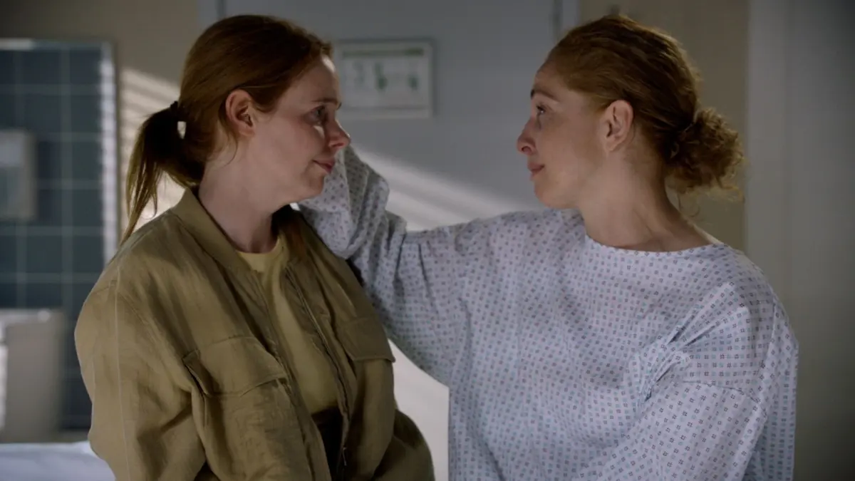 Im Krankenhaus erfährt Toni (Olivia Marei), dass Nina (Maria Wedig) nicht ihre Tochter ist.