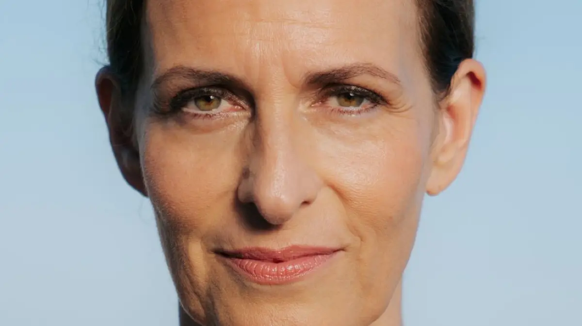 GZSZ-Rolle Katrin Flemming weiß nicht, dass sich ein fremder Mann alleine in ihrer Wohnung aufhält.