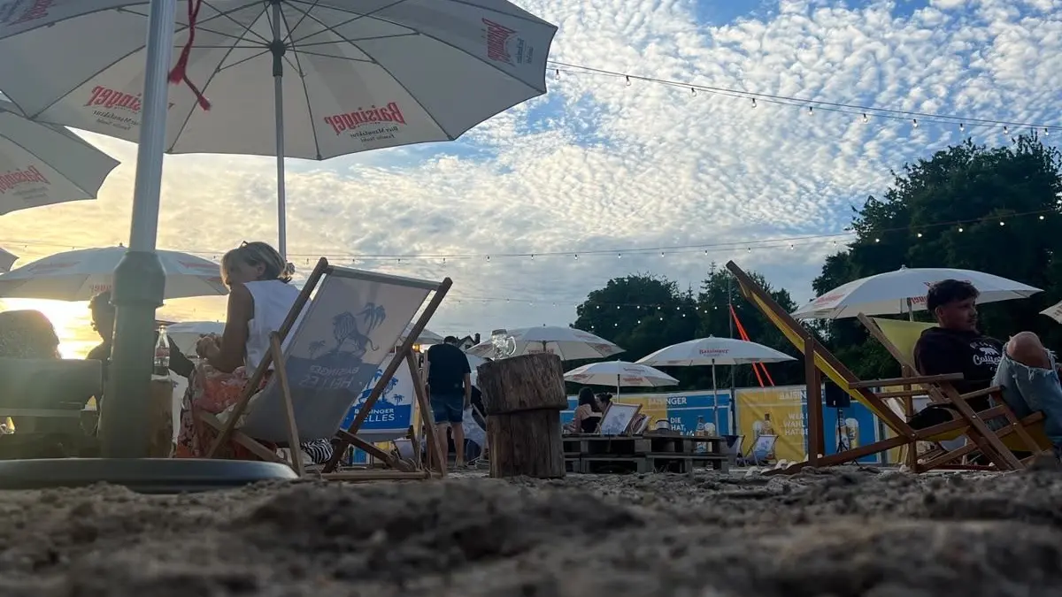 Sommerferienfeeling auf dem Altheimer Festplatz: Am Donnerstag wird das beliebte Strandheim, der Altheimer Beach, eröffnet. Bis 15. August lässt sich hier bei viel Programm gemütlich chillen.