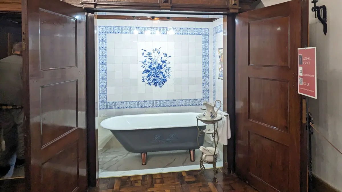 In Schloss Oels ist auch die Badewanne zu besichtigen, die nachträglich für den letzten Kronprinzen des deutschen Kaiserreichs, Wilhelm von Preußen, und seine Gemahlin Cecilie eingebaut wurde.
