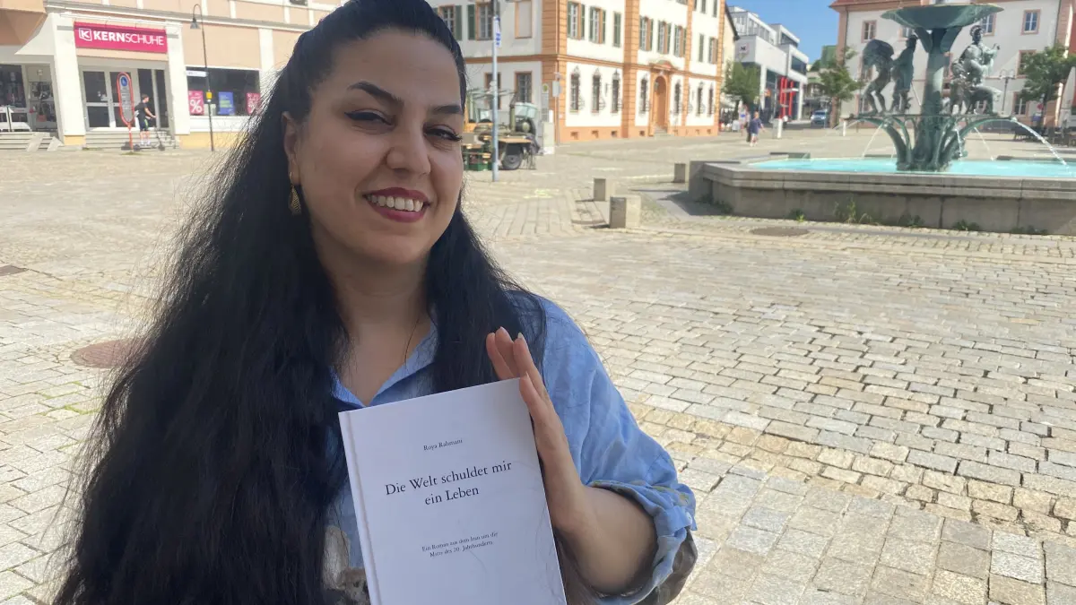 Roya Rahmani schreibt in ihrer freien Zeit Romane. Zu ihren Lesern zählt auch ihre Familie - die sehr stolz auf sie ist, sagt Rahmani.