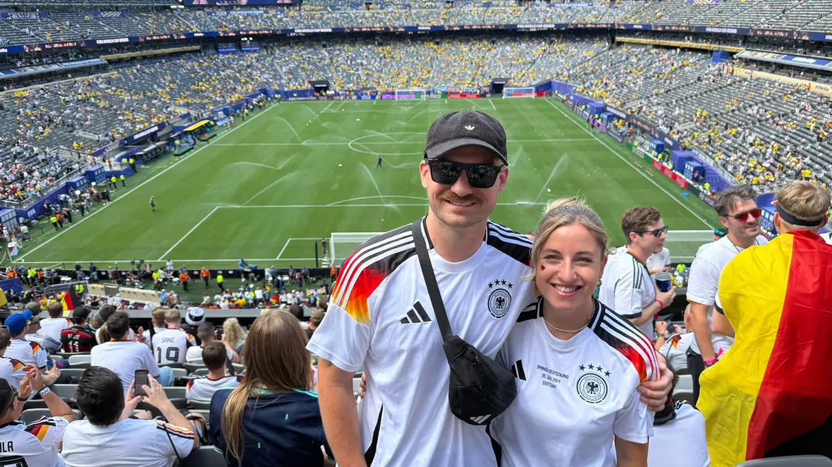 Bundesliga-Schiedsricherin Daniela Kottmann und ihr Lebenspartner Dennis Mehl bei dem WM im Stadion.