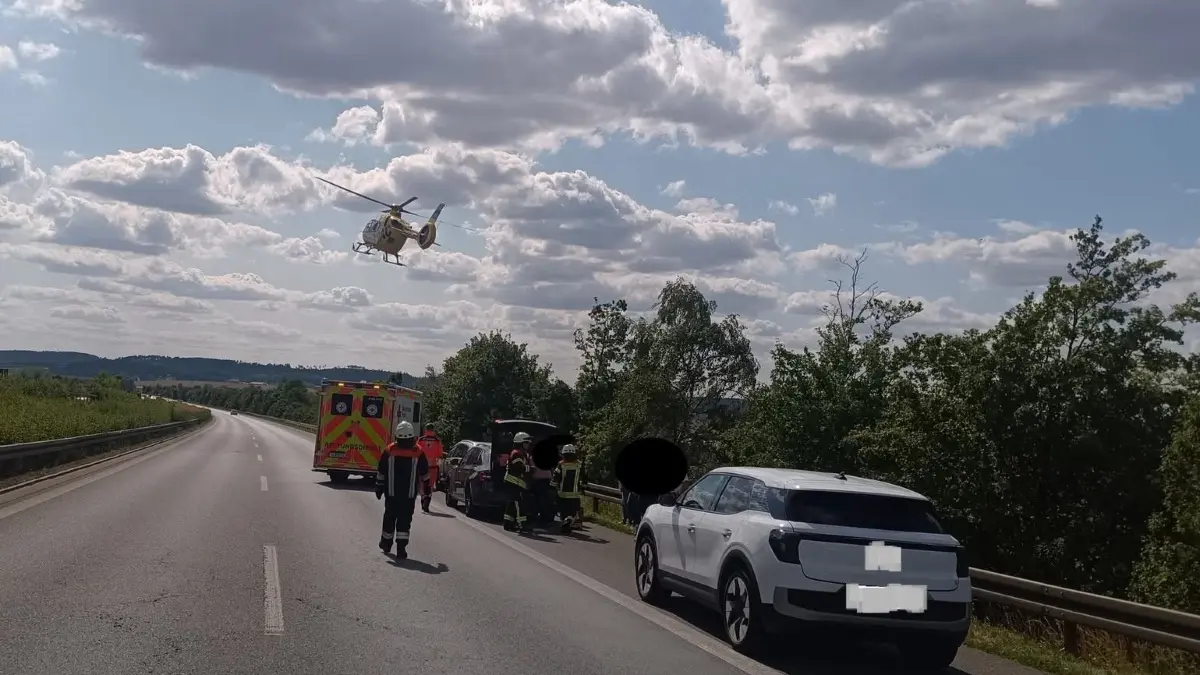 Meldung: PKW überschlagen, liegt auf dem Dach neben der Autobahn