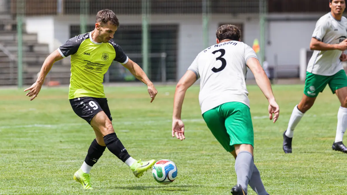 Fußball Kreisliga B9: Fußball Kreisliga B9; TSV Obere Fils Saisonvorbereitung;
Max Pradler (TSV Obere Fils, #9) und Kai Rufus Kühnle (SV Nabern, #3);
19.07.2026; Wiesensteig.
Foto: Thomas Madel