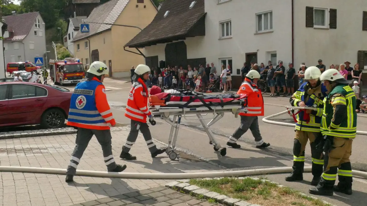Hand in Hand: Die Feuerwehrleute retteten die Menschen aus dem brennenden Gebäude, die Einsatzkräfte des DRK versorgten die Verletzten.