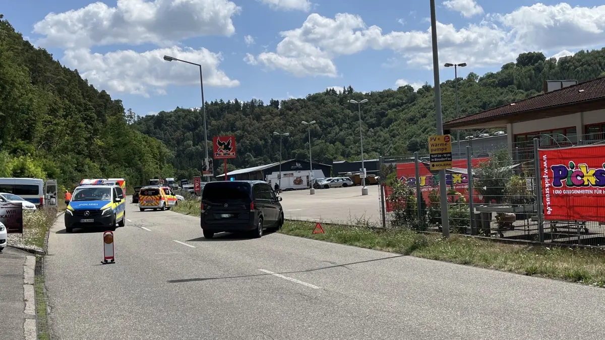 Der Verkehrsunfall auf der ehemaligen B14 am Sulzer Ortsausgang Richtung Fischingen sorgte für lange Staus. Die Straße war in beide Richtungen gesperrt. Unter anderem, weil ein Rettungshubschrauber im Einsatz war.