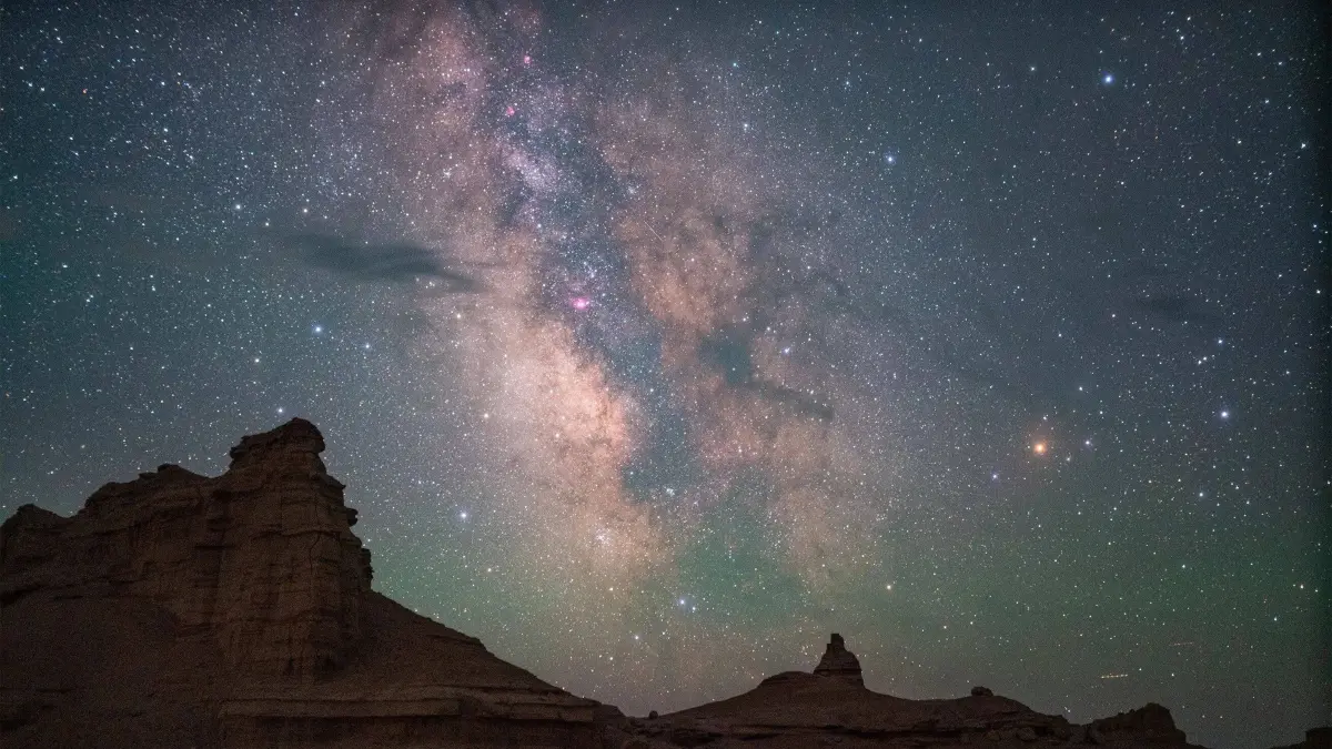 Das schimmernde Band der sommerlichen Milchstraße zieht sich hoch über das Firmament.