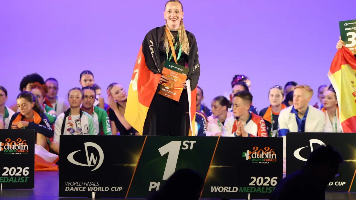Zoa Leichtle ist die Freude über ihre Goldmedaille anzusehen, die sie beim Dance Wrold Cup errungen hat.