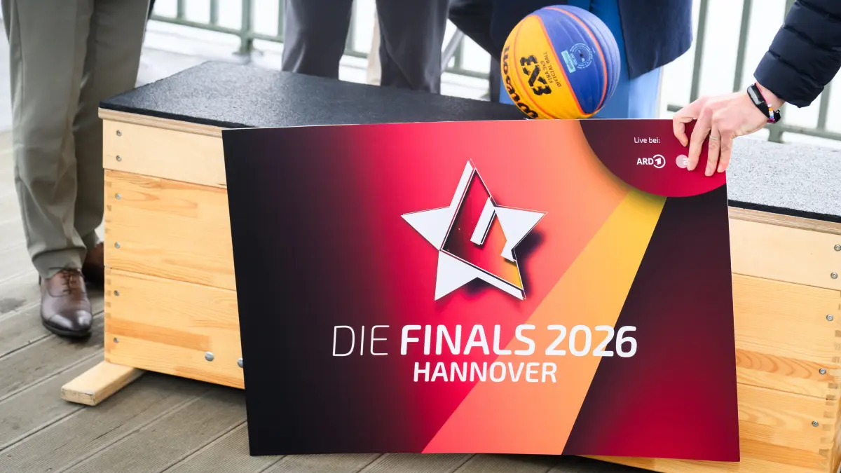 Ein Schild von «Die Finals» steht bei einer Pressekonferenz am Maschsee. Das Multisportevent «Die Finals», bei dem die Deutschen Meisterschaften in verschiedenen Sportarten zeitgleich an einem Ort ausgetragen werden, soll 2026 in der Region Hannover stattfinden. +++ dpa-Bildfunk +++
