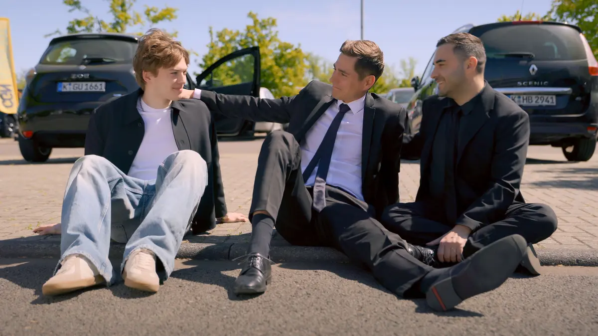 Easy (Lars Steinhöfel, r.) und Ringo (Timothy Boldt, M.) genießen den Triumph über Alexander und freuen sich über Julius' (Lennox Halm) Entscheidung, seinen Schulabschluss nachzuholen.
