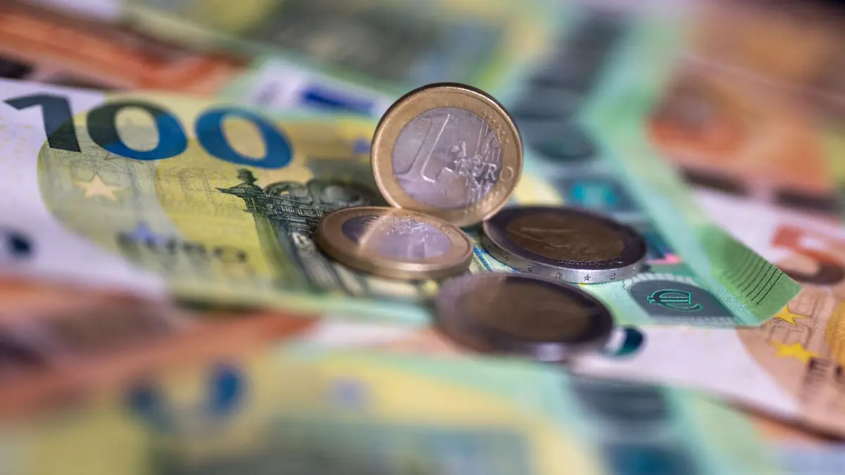 In Deutschland wurde 2025 mehr verdient: ARCHIV - 21.08.2023, Berlin: Geldscheine mit dem Wert von 100 und 50 Euro und Münzen liegen auf einem Tisch. (Symbolbild) (zu dpa: «In Deutschland wurde 2025 mehr verdient») Foto: Monika Skolimowska/dpa +++ dpa-Bildfunk +++