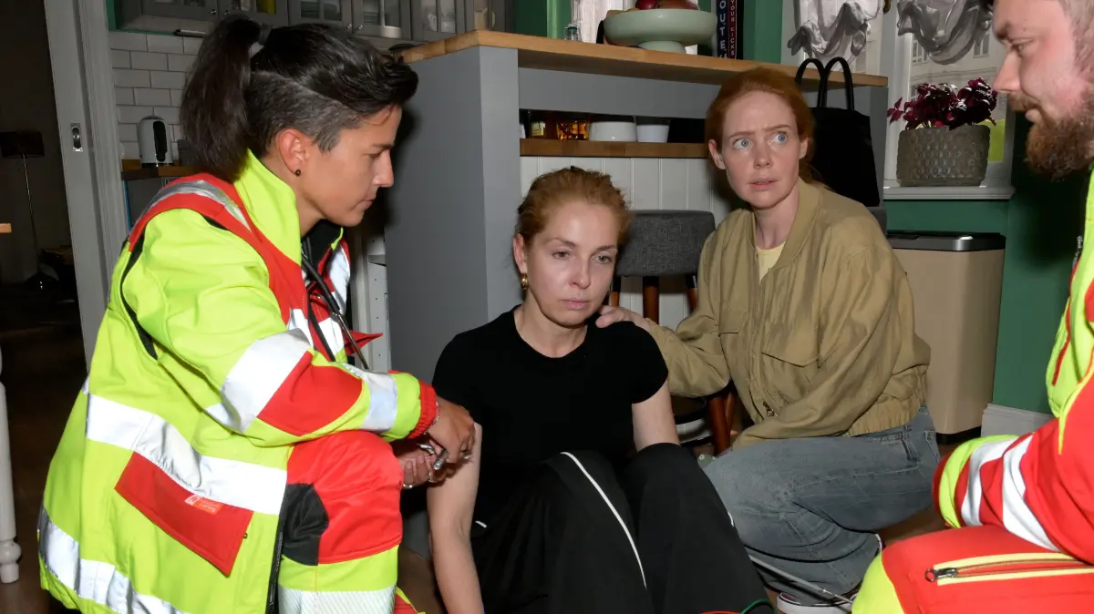 Nina (Maria Wedig) muss in ihrer Wohnung versorgt werden.