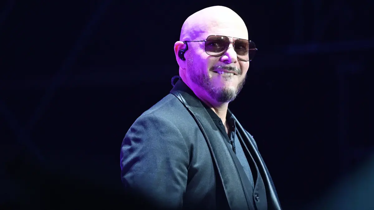 Auf einmal legte der Weltstar Pitbull sein Markenzeichen ab. Er sprach ohne Sonnenbrille zum Publikum.
