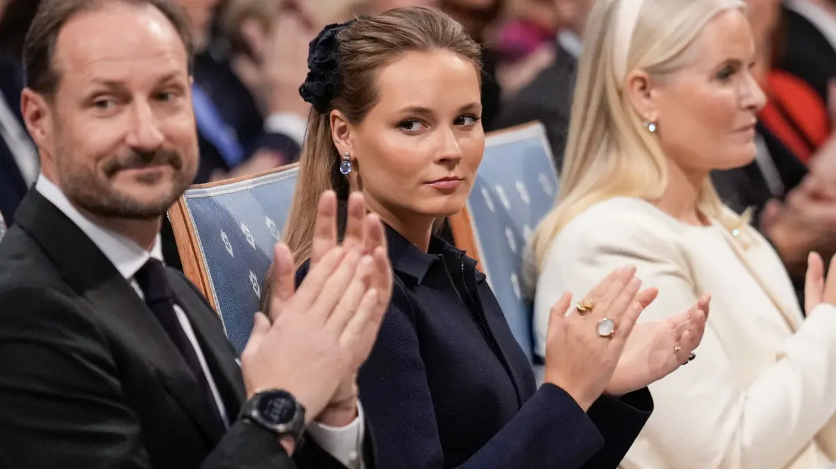 Kronprinz Haakon (l-r), Kronprinzessin Mette-Marit und Prinzessin Ingrid Alexandra nehmen an der Verleihung des Friedensnobelpreises im Osloer Rathaus teil.