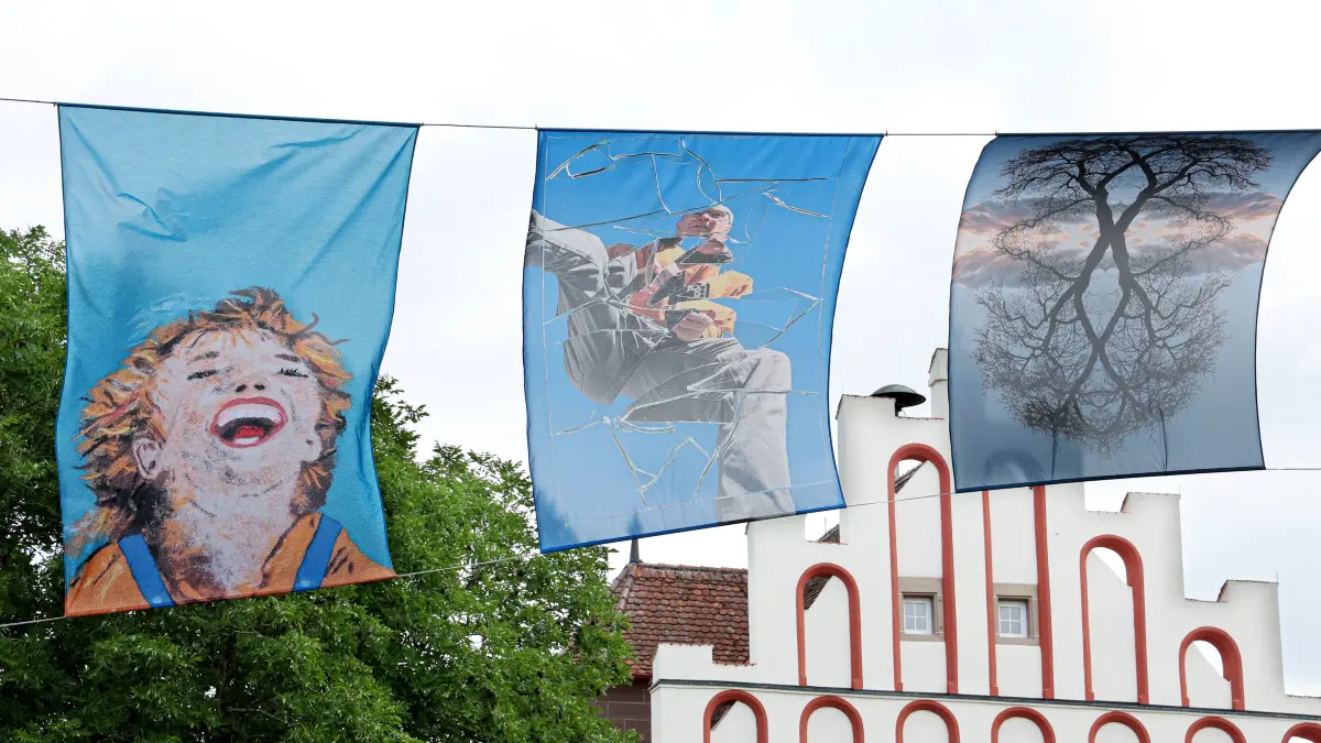 Straßengalerie Vellberg unter dem Motto Spiegelungen, Fotos stammen von der Vernissage am 19. Juli 2026
