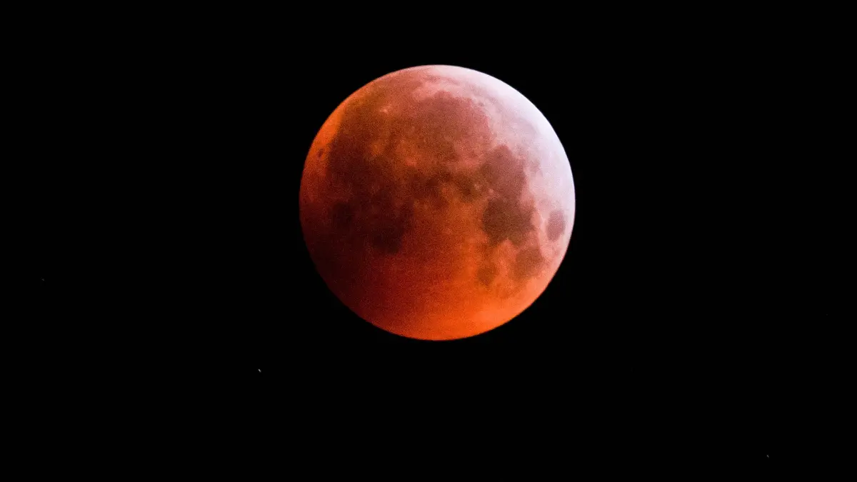 Eine totale Mondfinsternis mit Blutmond am 21. Januar 2019 in Langen (Hessen.