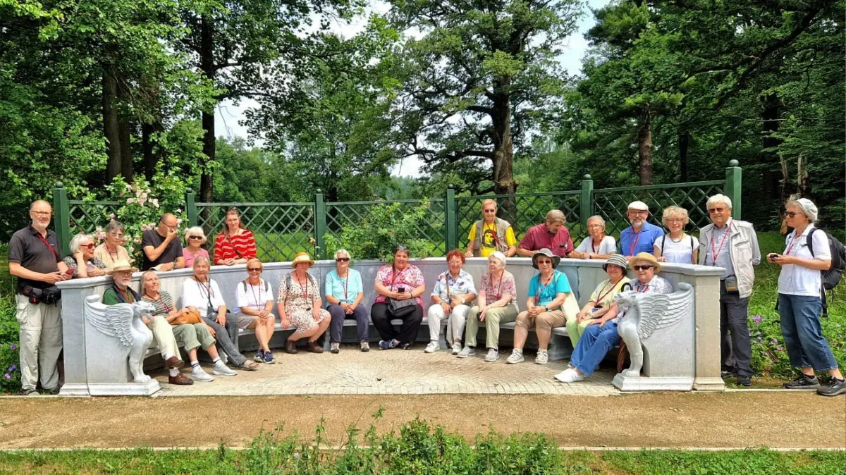 Die Teilnehmerinnen und Teilnehmer der Schlesienexkursion des Hohenzollerischen Geschichtsvereins im Schlosspark von Buchwald.