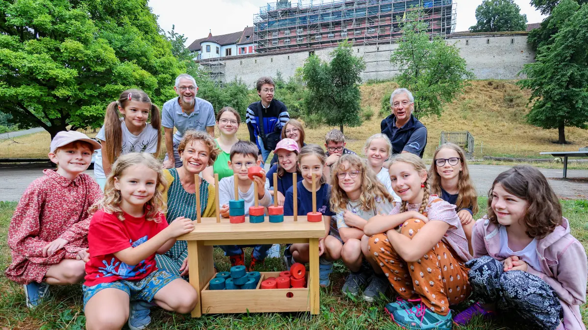 Grundschule Steinbach bekommt Outdoor-Spiel Vier Gewinnt von Schülern der BVE Sonnenhof - Berufsvorbereitende Einrichtung - an der gewerblichen Schule in in Hall. Mit dabei sind die Lehrer Matthias Feuchter, Jan Müller und Hiltrud Schäfer