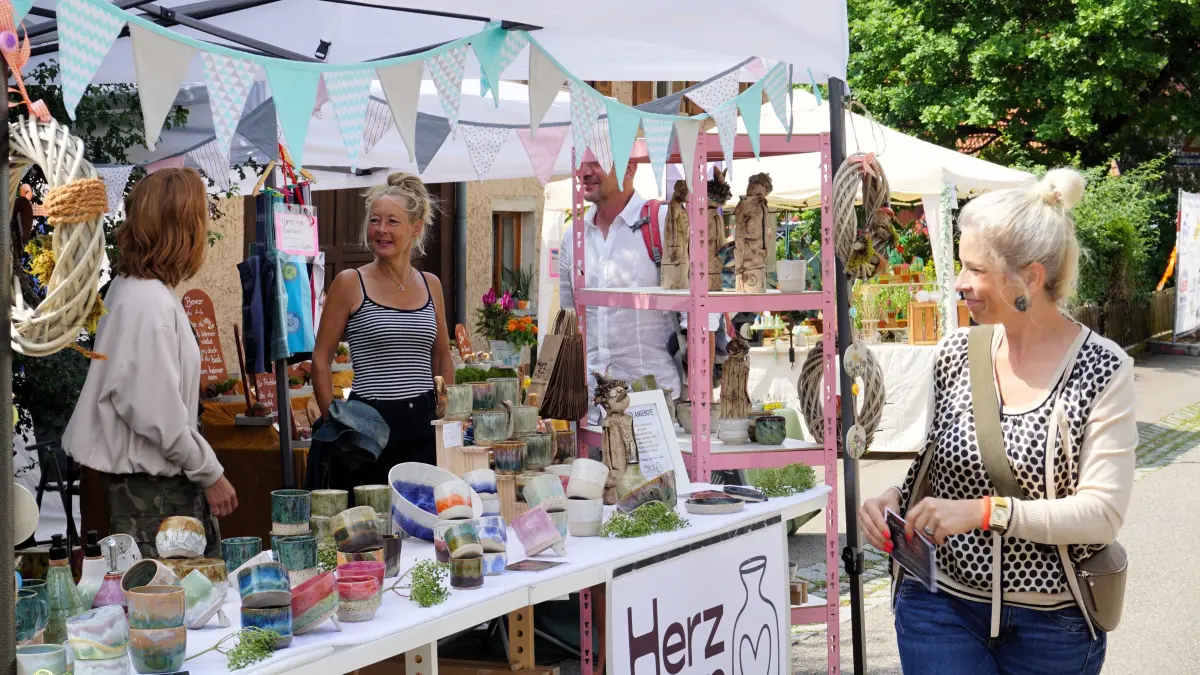 Der liebevoll dekorierte Stand von Nadine Thomanns Marke „Herz aus Ton“ lud zum Entdecken und Verweilen ein.