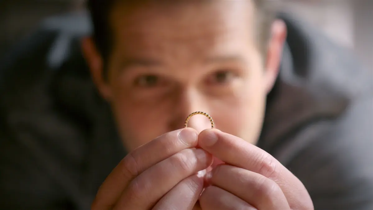 Deniz (Igor Dolgatschew) findet zwar den Ring, erkennt aber, dass er den perfekten Antragsmoment verpasst.