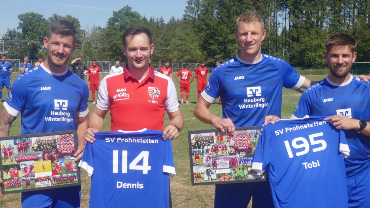 Dennis Bosch (links) und Tobias Seßler (Zweiter von rechts) wurden von Fußball-Abteilungsleiter Dominik Götz (Zweiter von links) und Kevin Ritter aus dem Kreis der Aktiven verabschiedet.