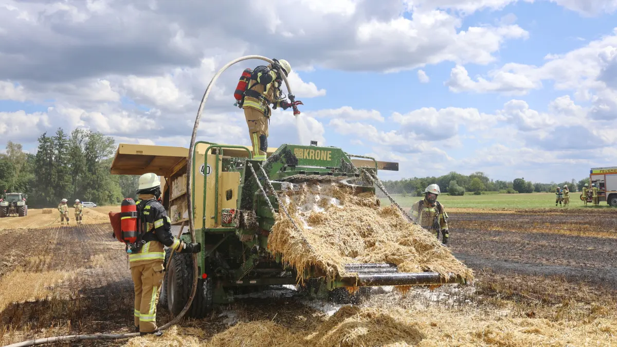Ballenpresse auf Feld bei Neu-Ulm-Finningen in Brand geraten