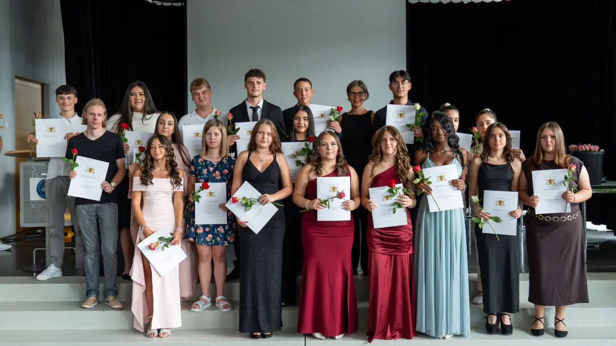An der Längenfeldschule Ehingen haben ihren Hauptschulabschluss erworben (Lerngruppe 9.2): Sofia Abbruzzese, Nisa-Nur Akpinar, Petra Jankovic, Ruzica Jankovic, Brandon Jovanovic (Mundingen), Niklas Junger (Allmendingen), Dorian Markovic, Melisa Qehaja, Helena Rodes (Allmendingen), Oglu Sampentin, Nevio Sarao (Allmendingen), Janine Strobel, Martha-Rosina Teteh, Sualeyna Tobien und Yasar Yilmaz. Eine Belobigung erhielten Nevio Sarao (2,4) und Yasar Yilmaz (2,4).